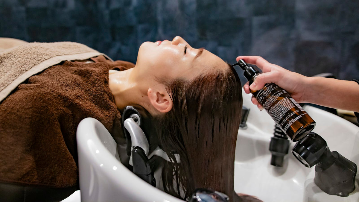 Haarwäsche am Waschbecken im Friseursalon