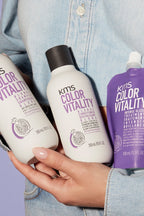 KMS Colorvitality Blonde Produkte in der Hand vor Jeansjacke