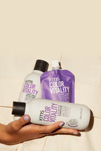 KMS Colorvitality Produkte in der Hand auf hellem Hintergrund