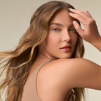 Model mit glänzendem Haar nach dem Paul Mitchell 15-in-1 Spray