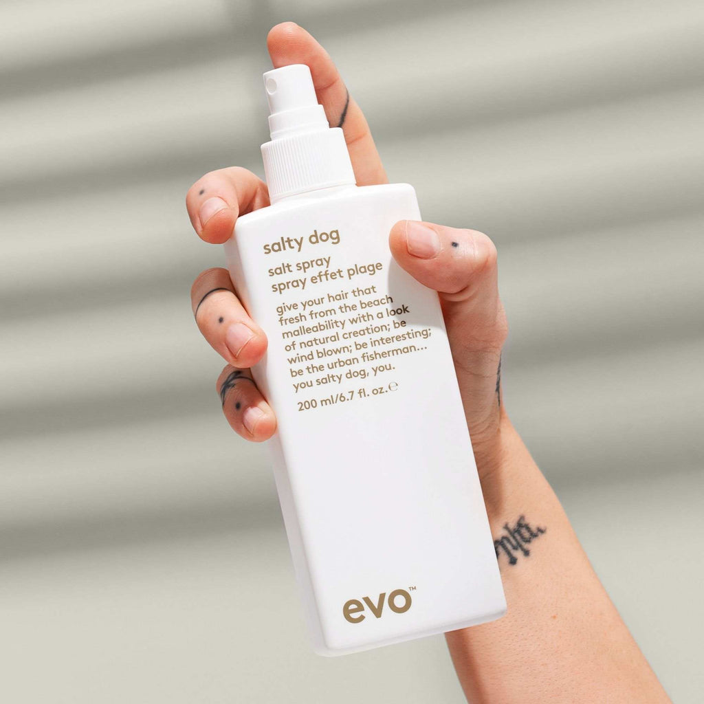 evo Salty Dog Salt Spray 200 ml in der Hand