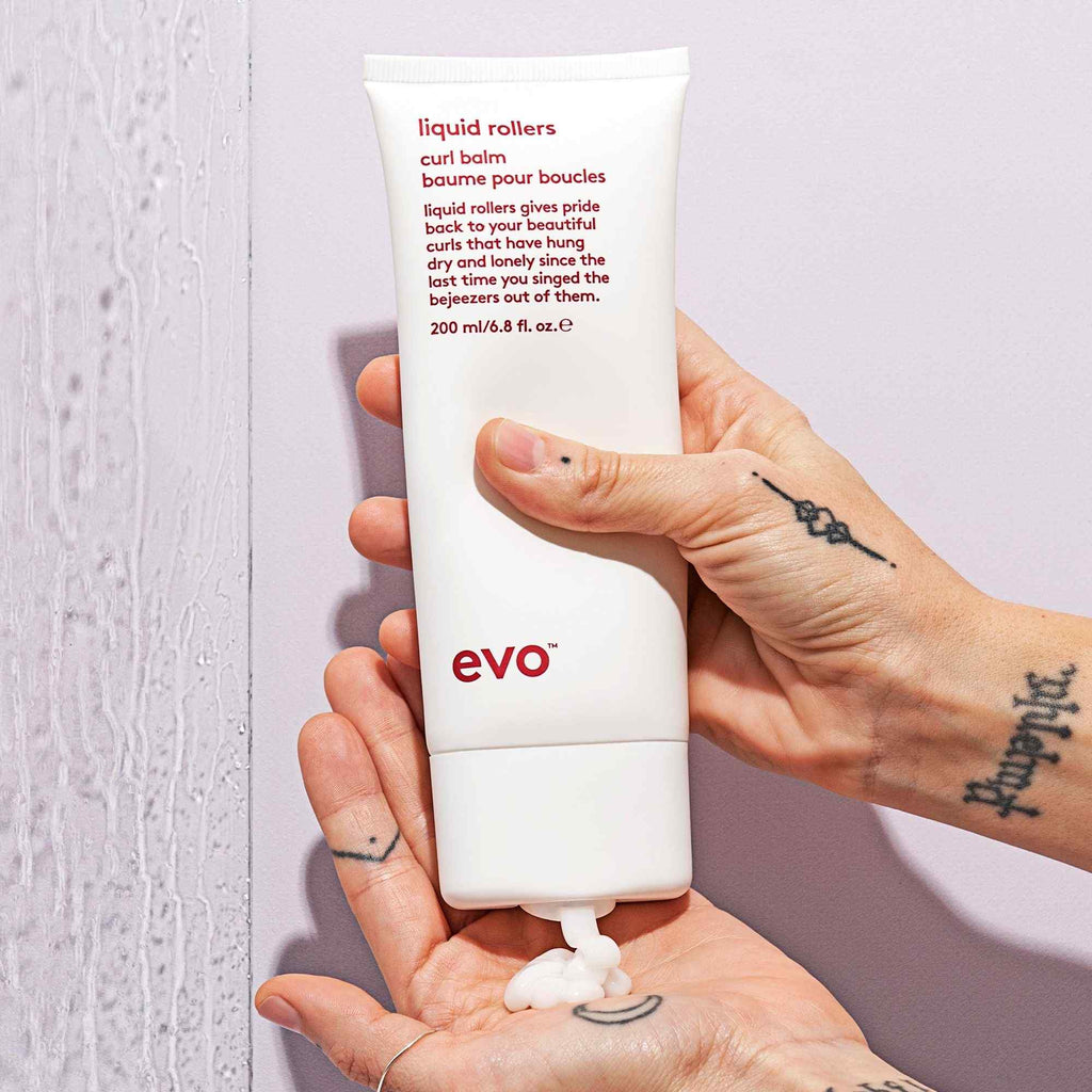 evo Liquid Rollers Curl Balm in der Hand aufgetragen