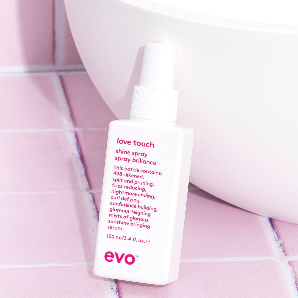 evo Love Touch Shine Spray auf rosa Fliesen