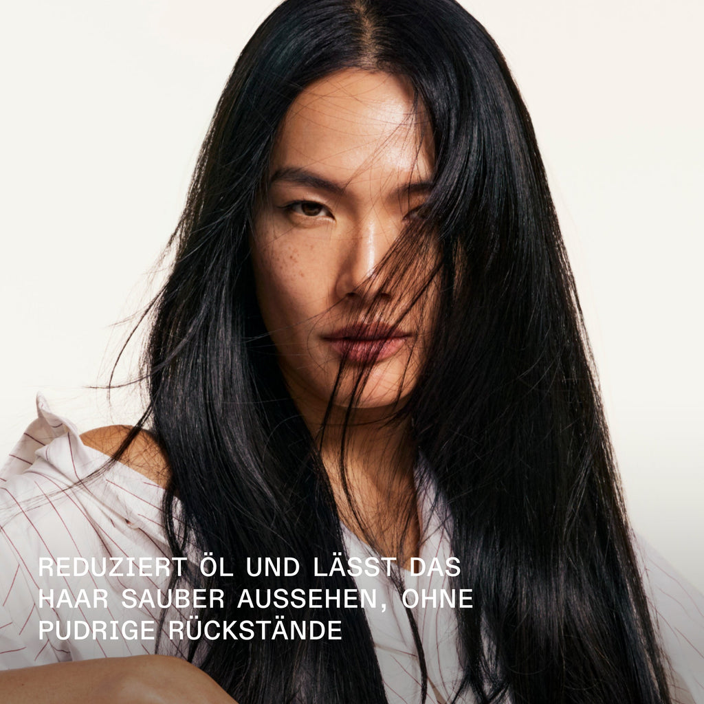 Olaplex No.4D Dry Shampoo – Sprühnebel und Textur (Herstellerfoto)