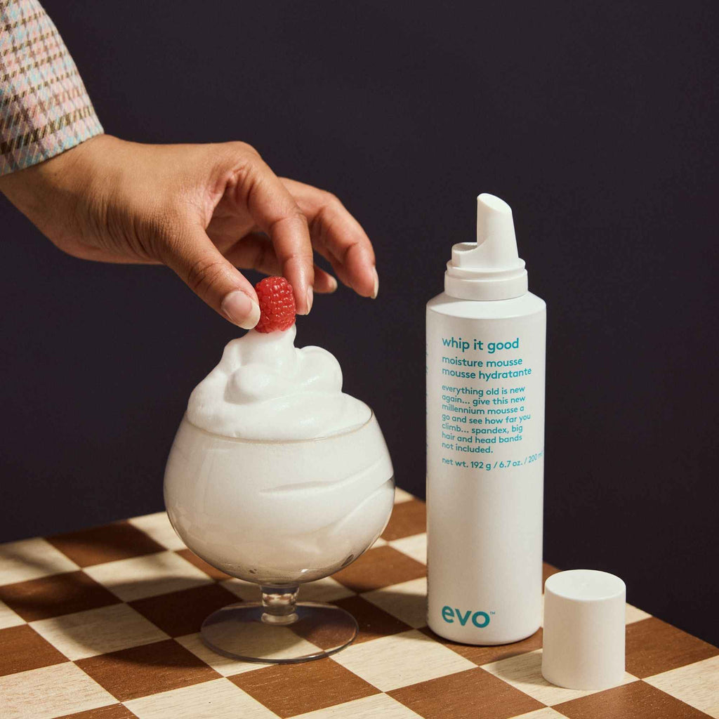 evo Whip It Good Moisture Mousse mit cremigem Schaum