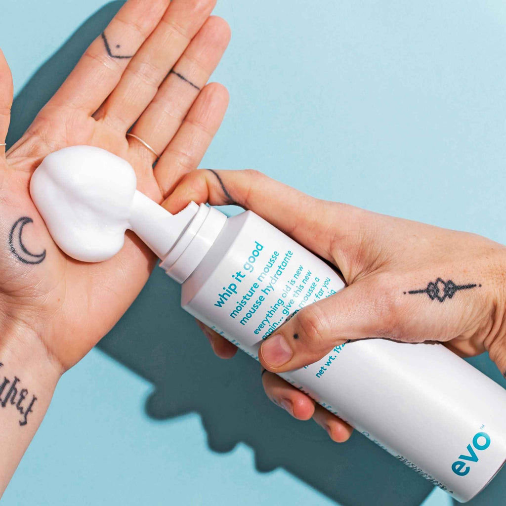 Schaum der evo Whip It Good Moisture Mousse in der Hand