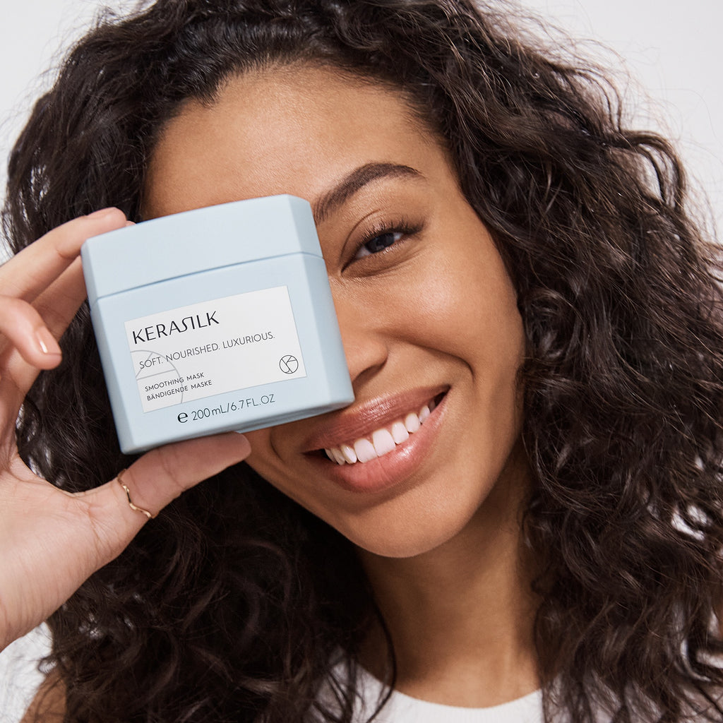 Kerasilk Bändigende Maske, Model mit Locken hält den Tiegel