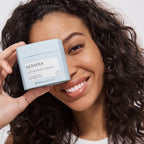 Kerasilk Bändigende Maske, Model mit Locken hält den Tiegel