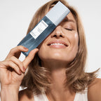 Kerasilk Volumen Spray, Model hält Sprühflasche an den Ansatz