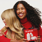 Zwei Frauen mit glänzendem Haar und dem Olaplex Geschenkset