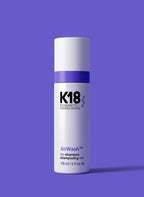 K18 AirWash Trockenshampoo 118 ml – Pumpflasche vor lila Hintergrund