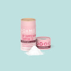 Foamie Trockenshampoo Berry Fresh – geöffnete Hülse mit weißem Puder