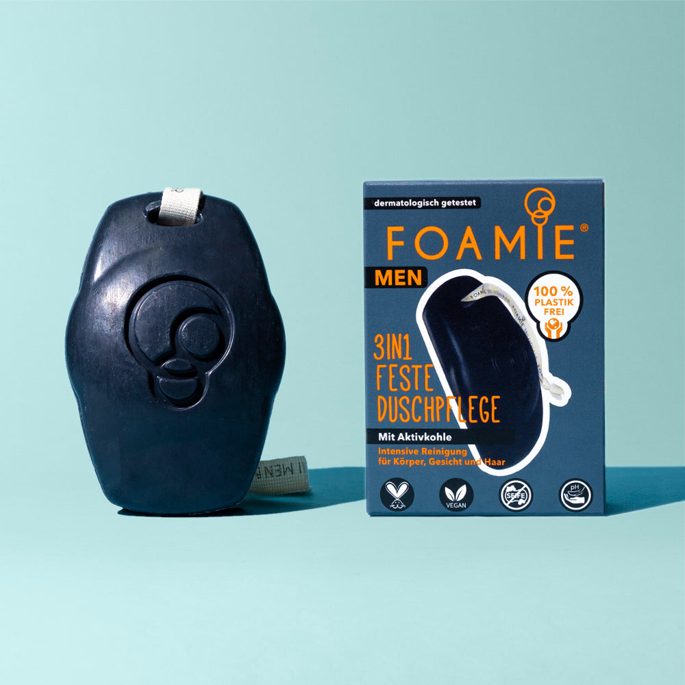 Foamie Men 3in1 Feste Duschpflege What a Man 90 g – schwarzes Duschstück neben der Verpackung