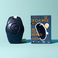 Foamie Men 3in1 Feste Duschpflege What a Man 90 g – schwarzes Duschstück neben der Verpackung
