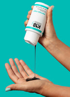 K18 Detox Shampoo in der Hand