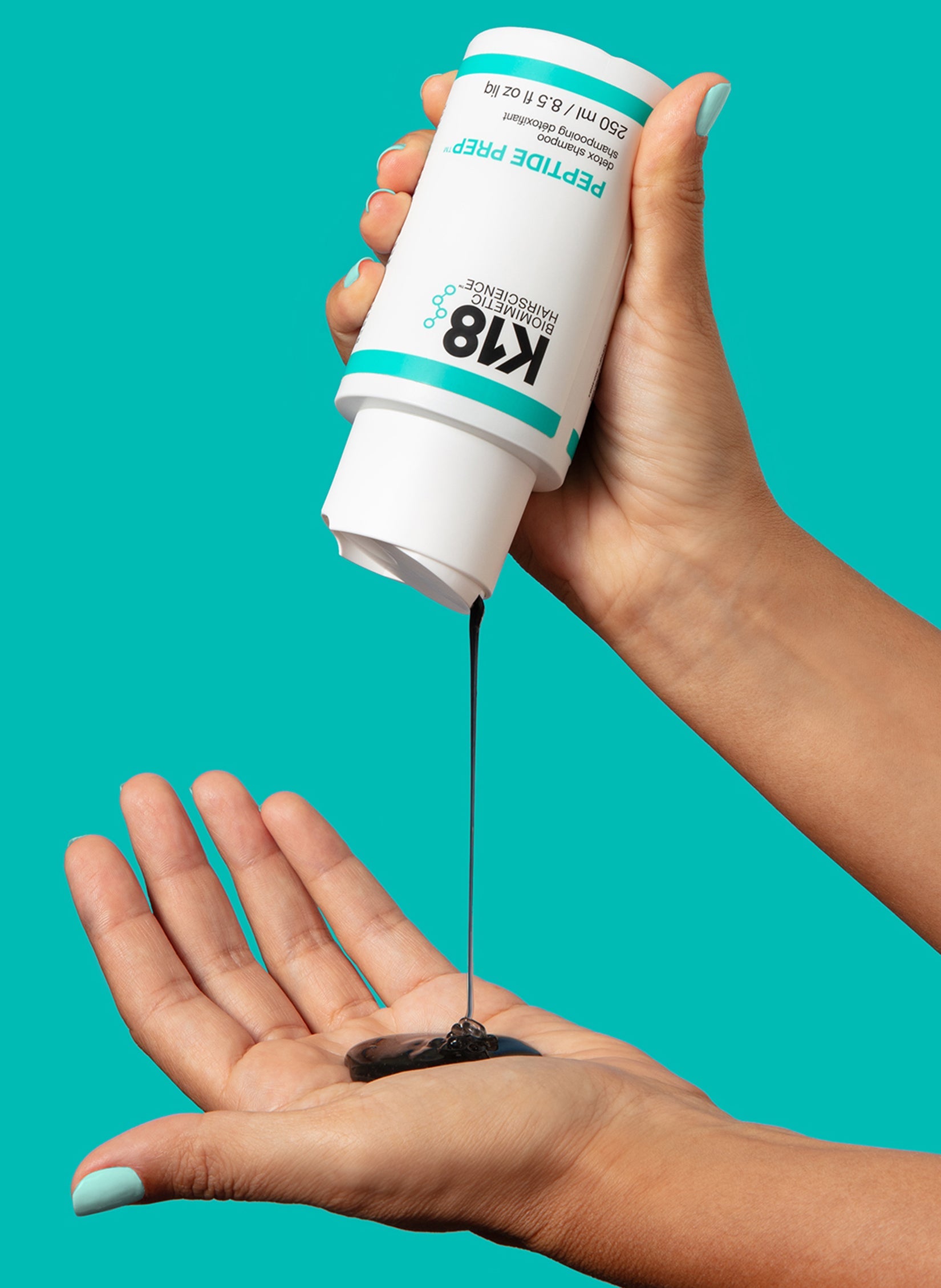 K18 Detox Shampoo in der Hand
