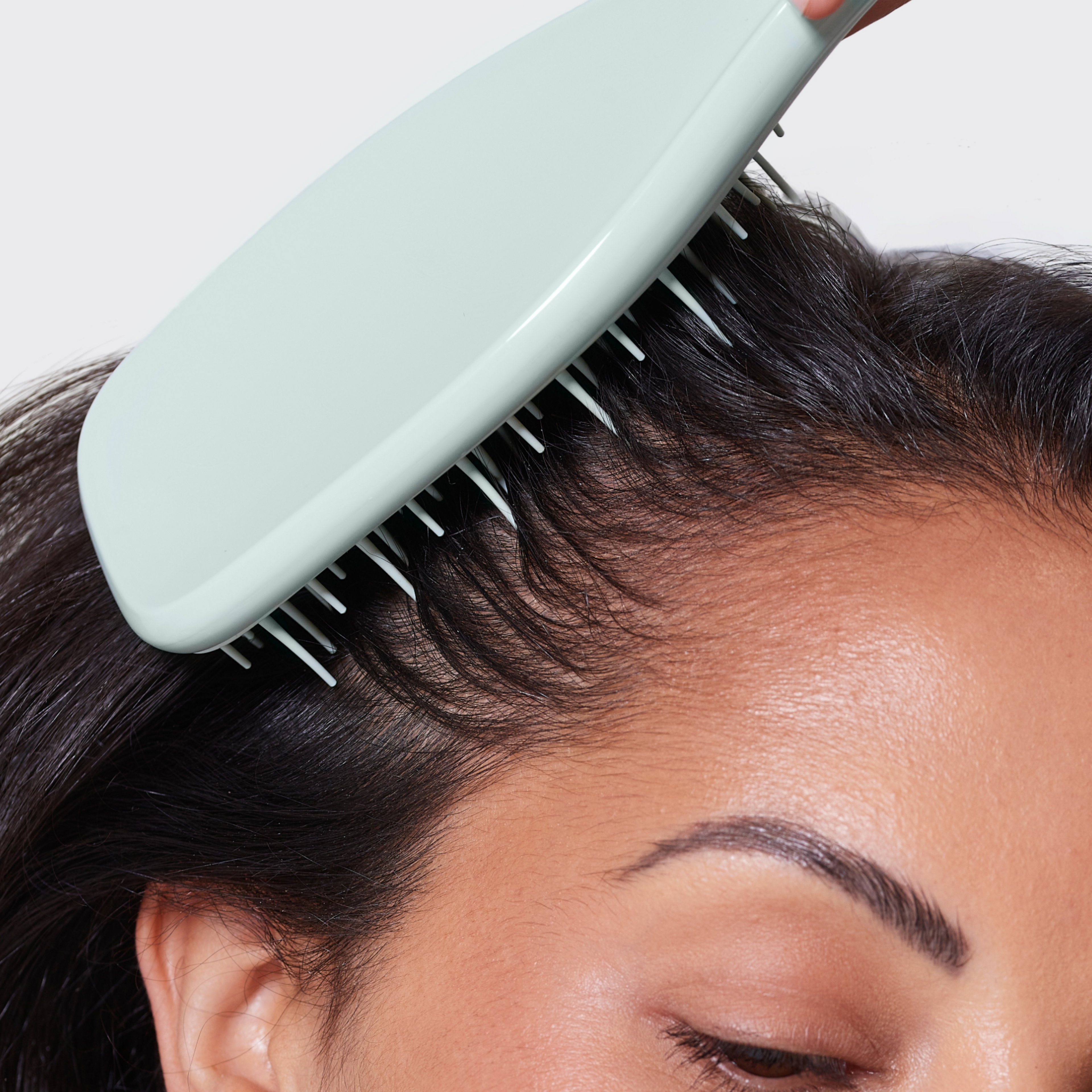 Tangle Teezer Extra Gentle wird durch dunkles Haar geführt