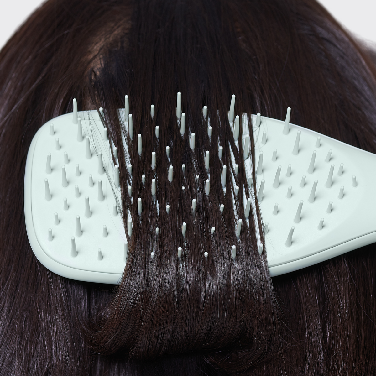 Nahaufnahme der Borsten der Tangle Teezer Extra Gentle im Haar