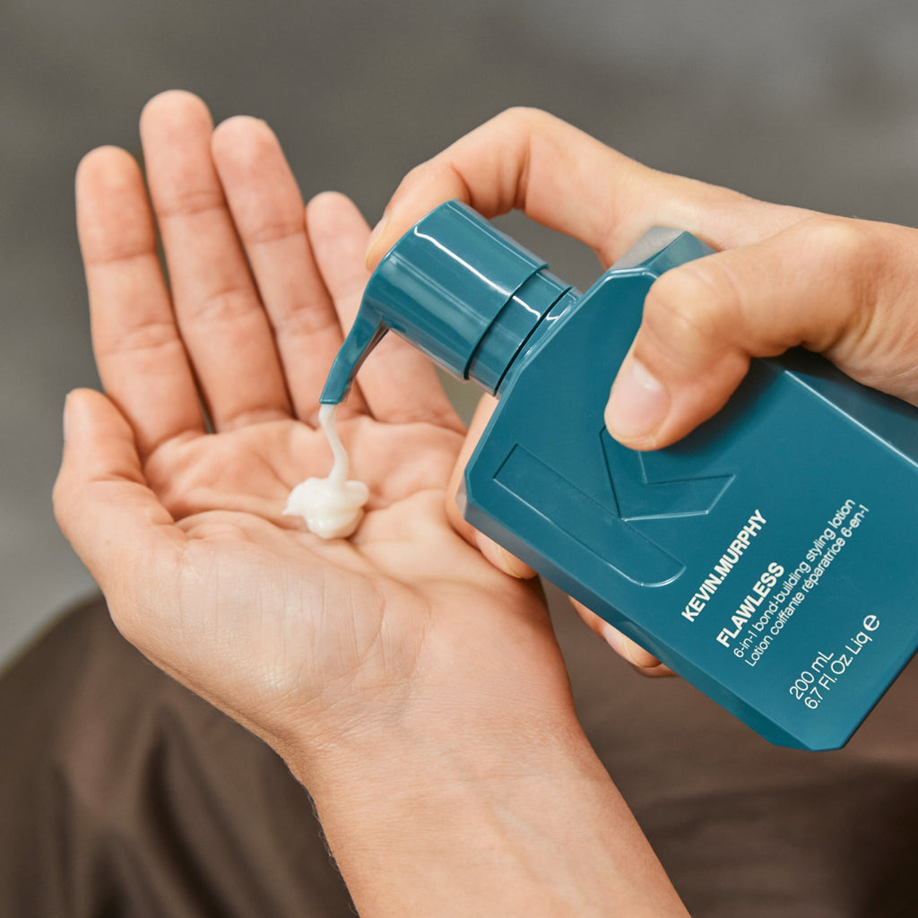 Kevin Murphy Flawless – Lotion wird aus der Pumpe in die Hand gegeben