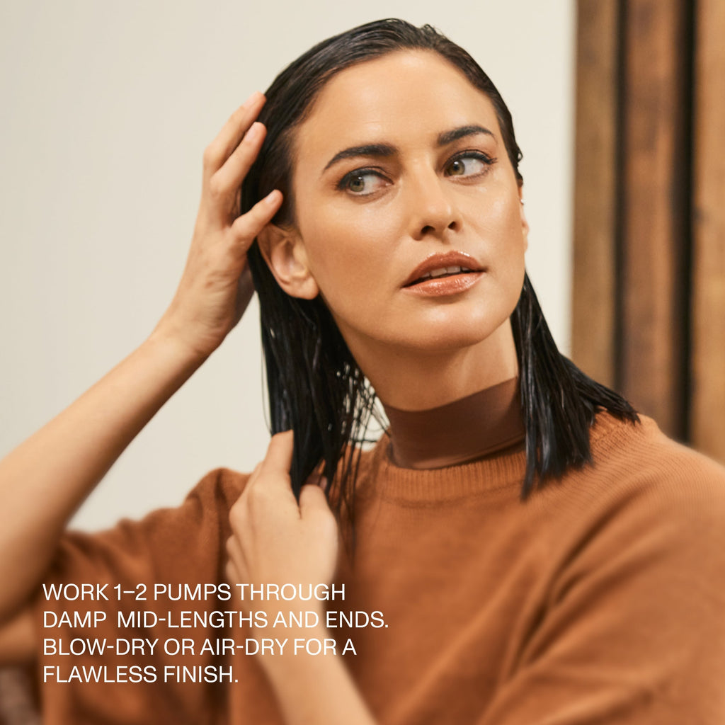 Frau mit geglätteten mittellangen Haaren nach dem Styling mit Kevin Murphy Flawless