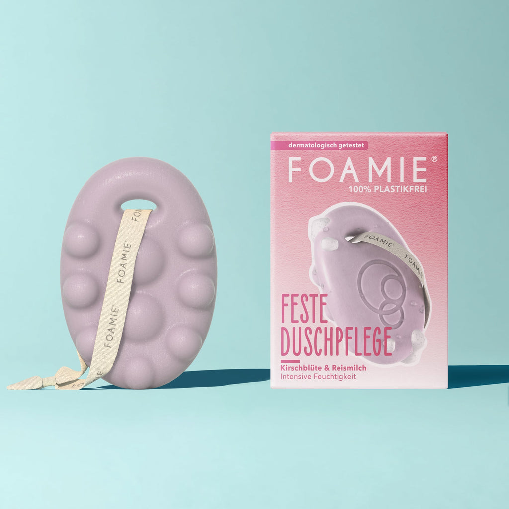 Foamie Feste Duschpflege Cherry Kiss 80 g – rosa Duschstück neben der Verpackung