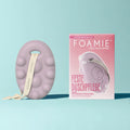 Foamie Feste Duschpflege Cherry Kiss 80 g – rosa Duschstück neben der Verpackung