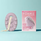Foamie Feste Duschpflege Cherry Kiss 80 g – rosa Duschstück neben der Verpackung