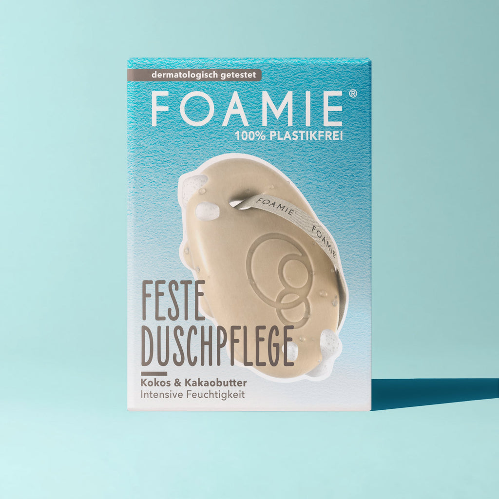 Foamie Feste Duschpflege Shake Your Coconuts 80 g – cremefarbenes Duschstück neben der Verpackung