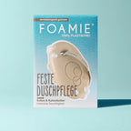 Foamie Feste Duschpflege Shake Your Coconuts 80 g – cremefarbenes Duschstück neben der Verpackung