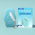 Foamie Festes Shampoo Hydro mit Hyaluron 80 g – blaues Shampoo-Stück neben der Verpackung