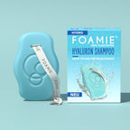 Foamie Festes Shampoo Hydro mit Hyaluron 80 g – blaues Shampoo-Stück neben der Verpackung