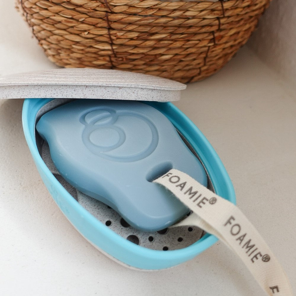 Foamie Festes Shampoo Hydro – Shampoo-Stück liegt in einer Seifenschale