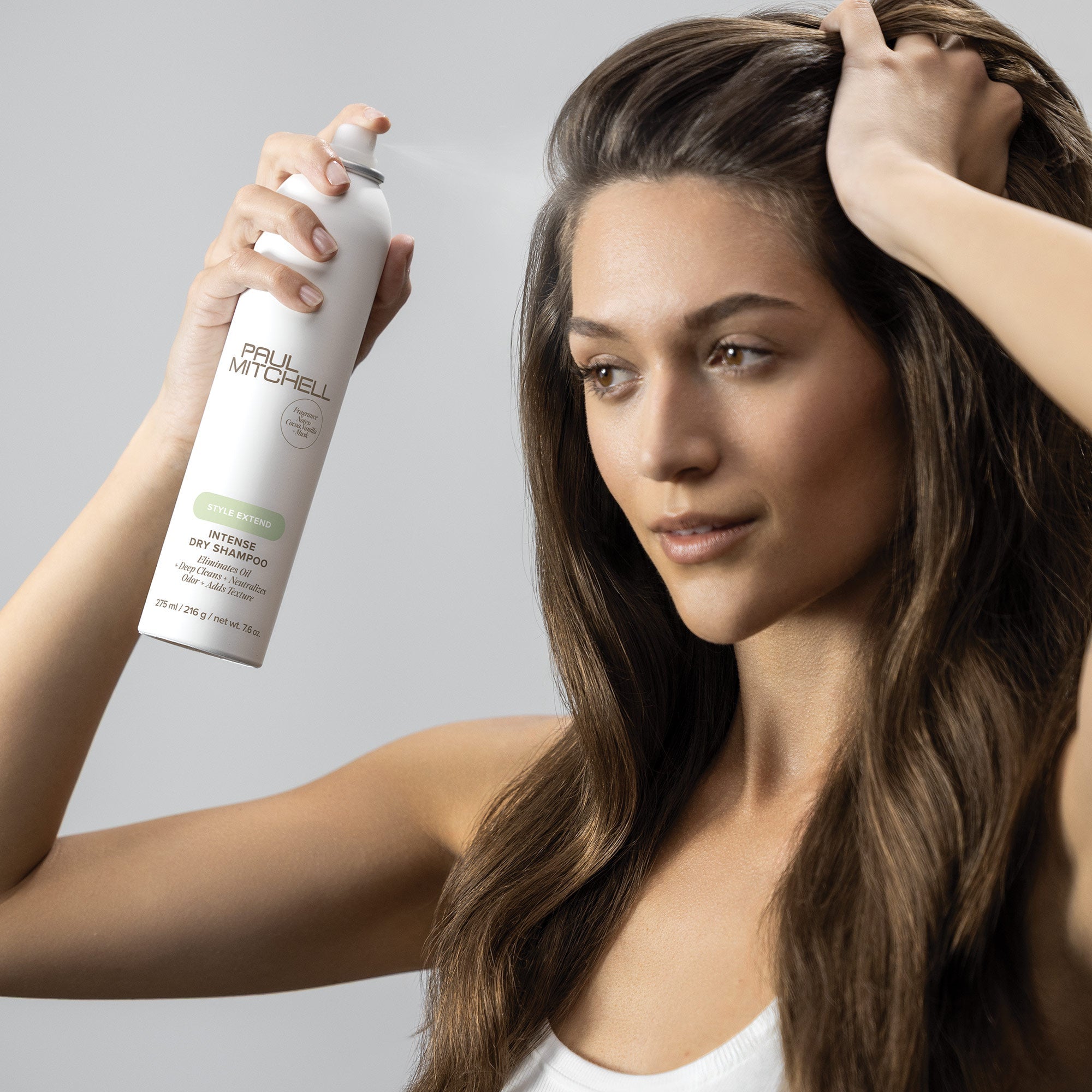 Paul Mitchell Intense Dry Shampoo in der Anwendung – auf Kopfhaut und Ansatz sprühen, dann durchbürsten