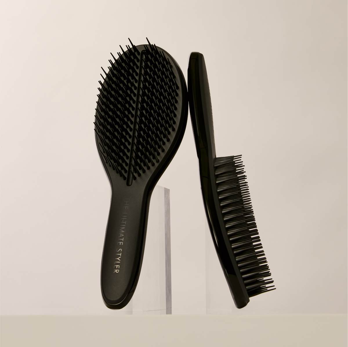Tangle Teezer Ultimate Styler in Jet Black von vorn und von hinten