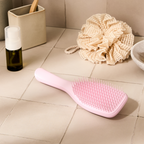 Tangle Teezer Ultimate Detangler auf der Ablage im Badezimmer