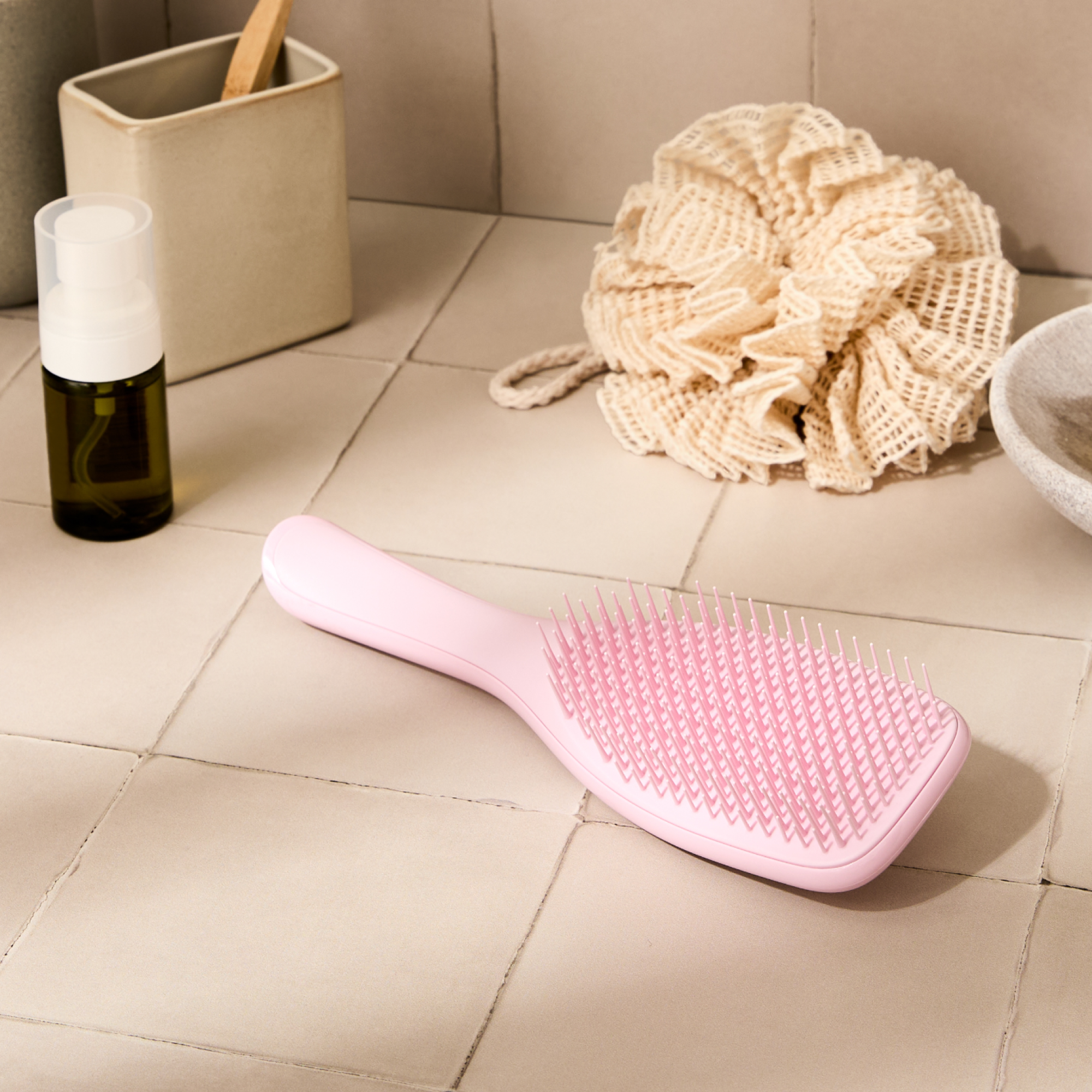 Tangle Teezer Ultimate Detangler auf der Ablage im Badezimmer