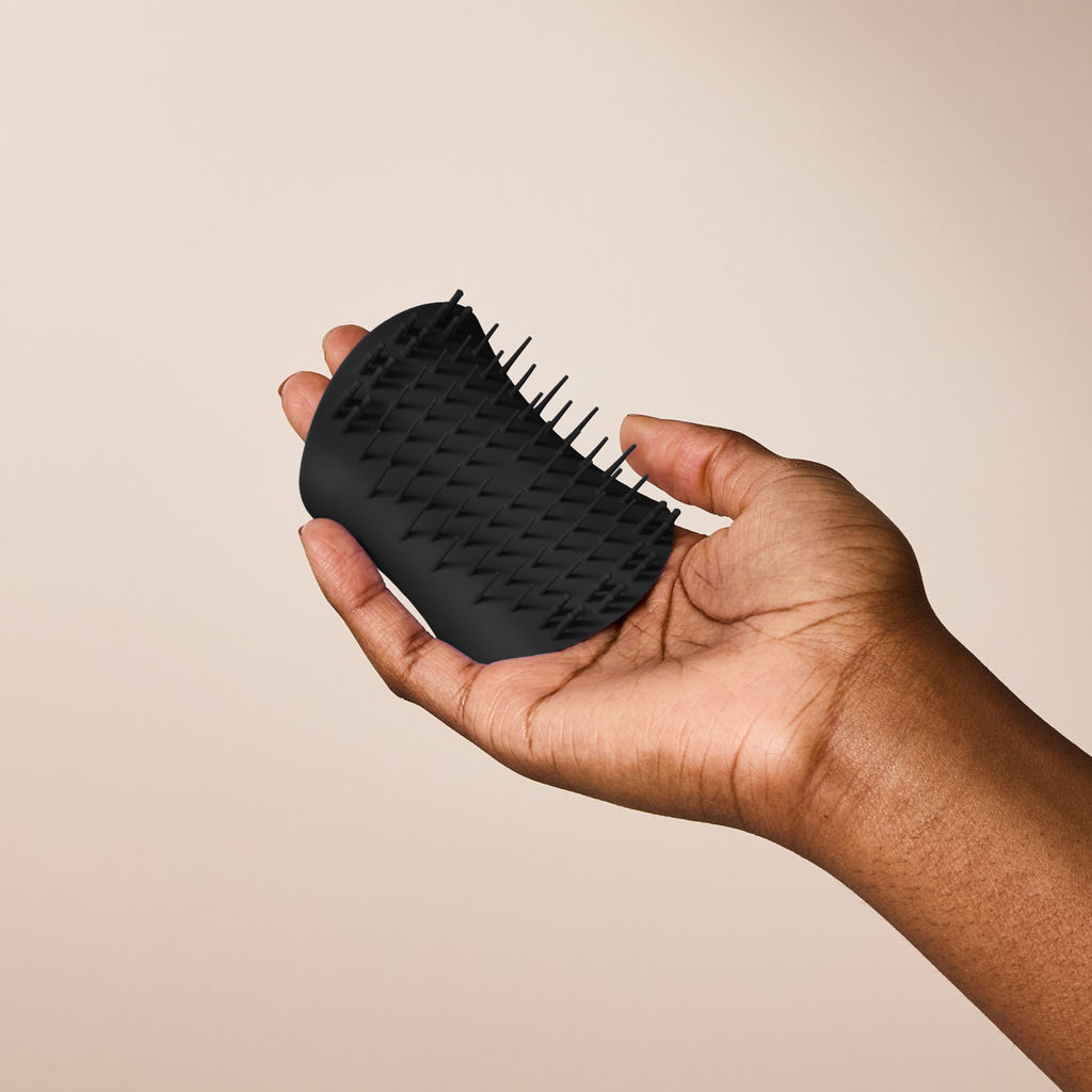 Tangle Teezer Scalp Exfoliator liegt in der Handfläche