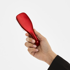 Tangle Teezer Mini Prada Edition in der Hand gehalten