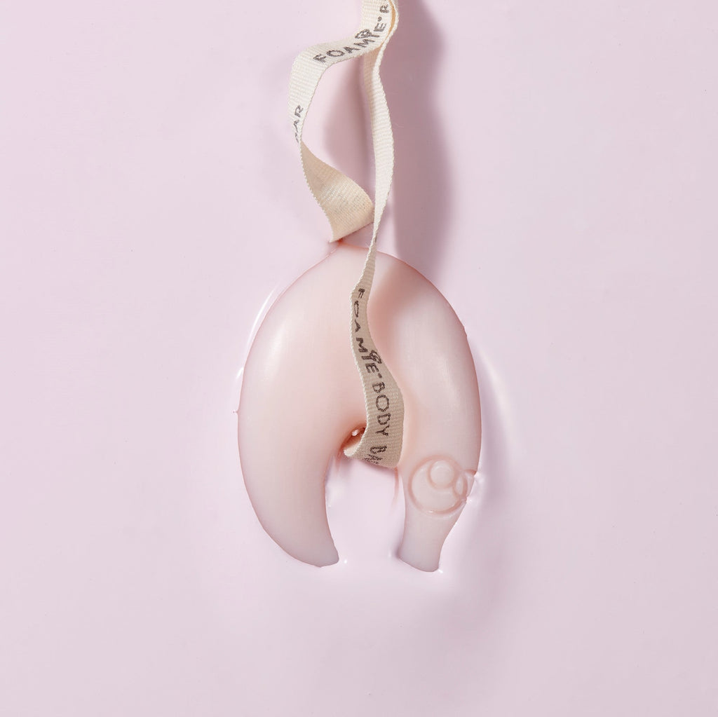 Foamie Feste Duschpflege Cherry Kiss – rosa Duschstück mit Kordel zum Aufhängen