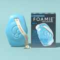 Foamie Men 3in1 Feste Duschpflege Seas the Day 90 g – hellblaues Duschstück neben der Verpackung