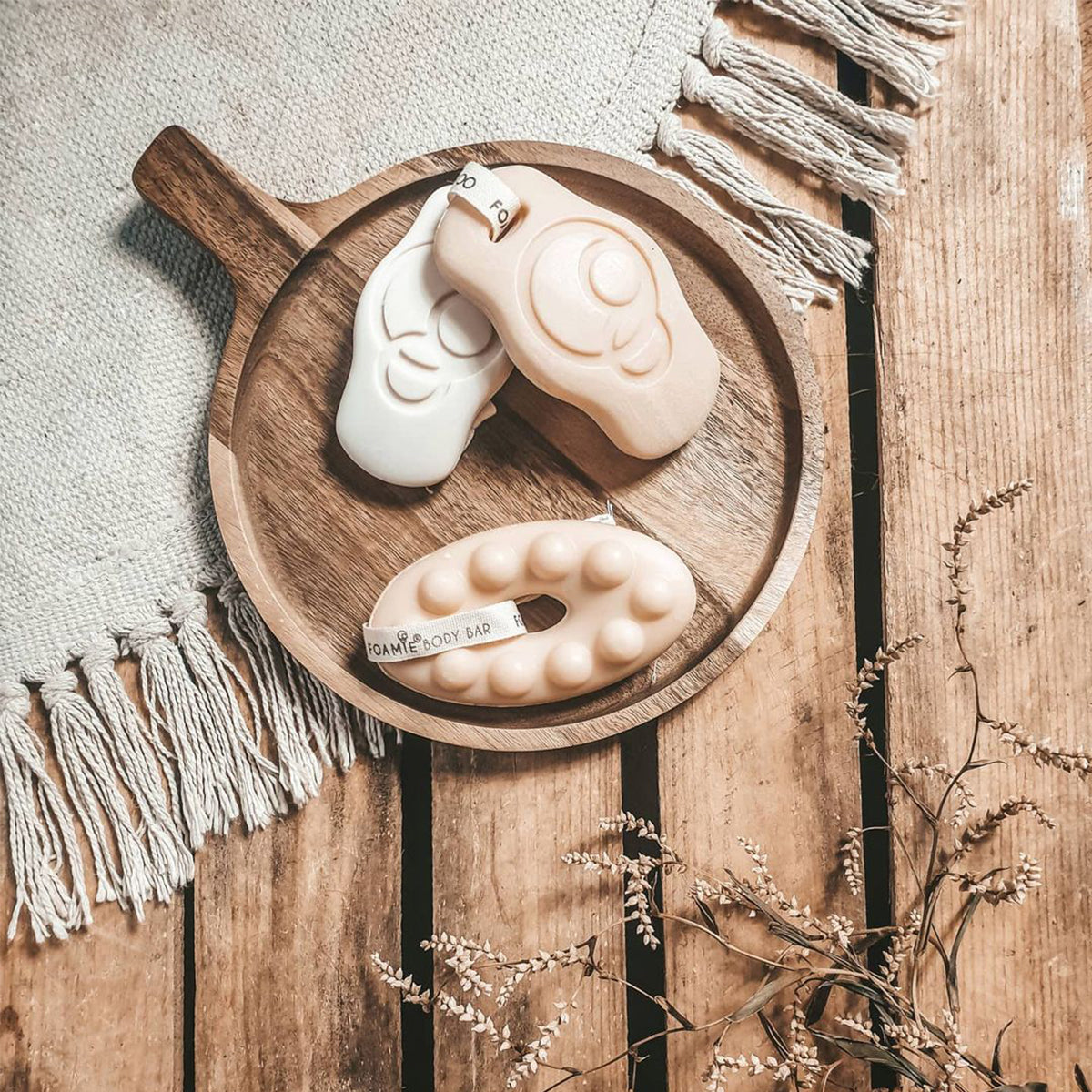 Foamie Feste Duschpflege Shake Your Coconuts – mehrere Duschstücke auf einem Holztablett