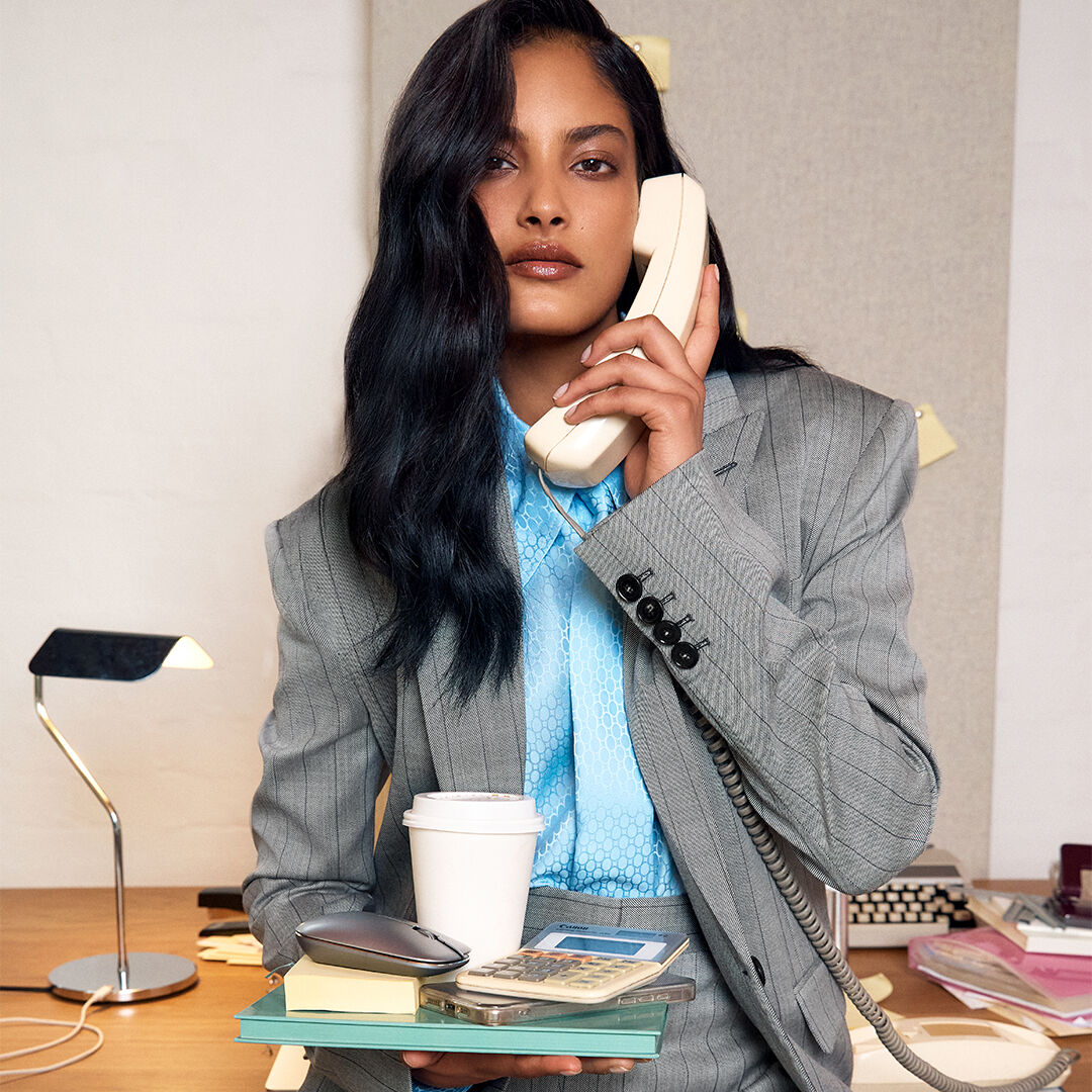 Bestseller – Model mit langem dunklem Haar im Editorial-Look