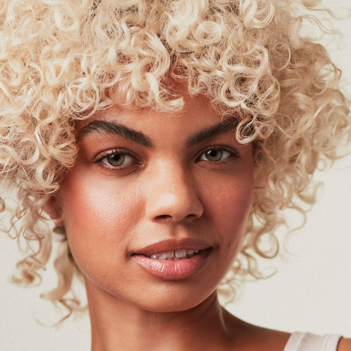 Blond & Silber – Model mit platinblonden Locken