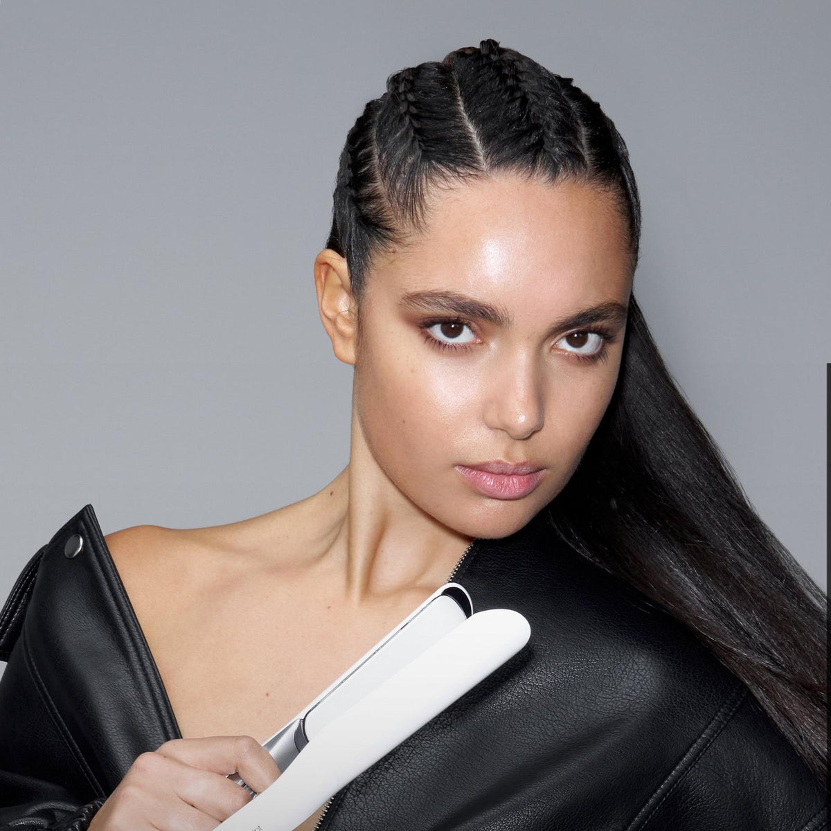 ghd Hairstyling – Model mit langem dunklem Haar und ghd Styler