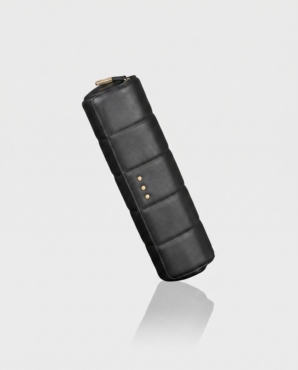 GHD Heat-Resistant Styler Bag & Mat – Studio-Aufnahme der schwarzen Tasche mit ghd Gold-Detail