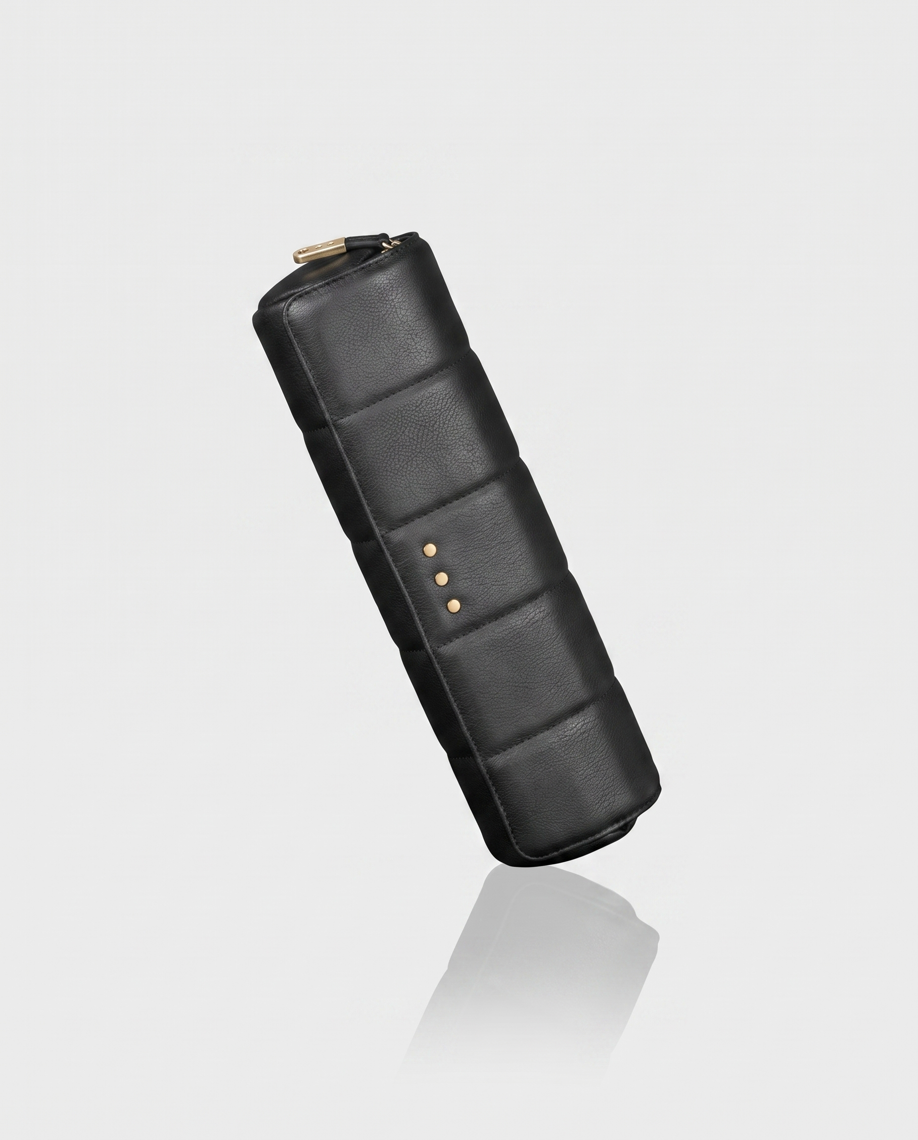 GHD Heat-Resistant Styler Bag & Mat – Studio-Aufnahme der schwarzen Tasche mit ghd Gold-Detail