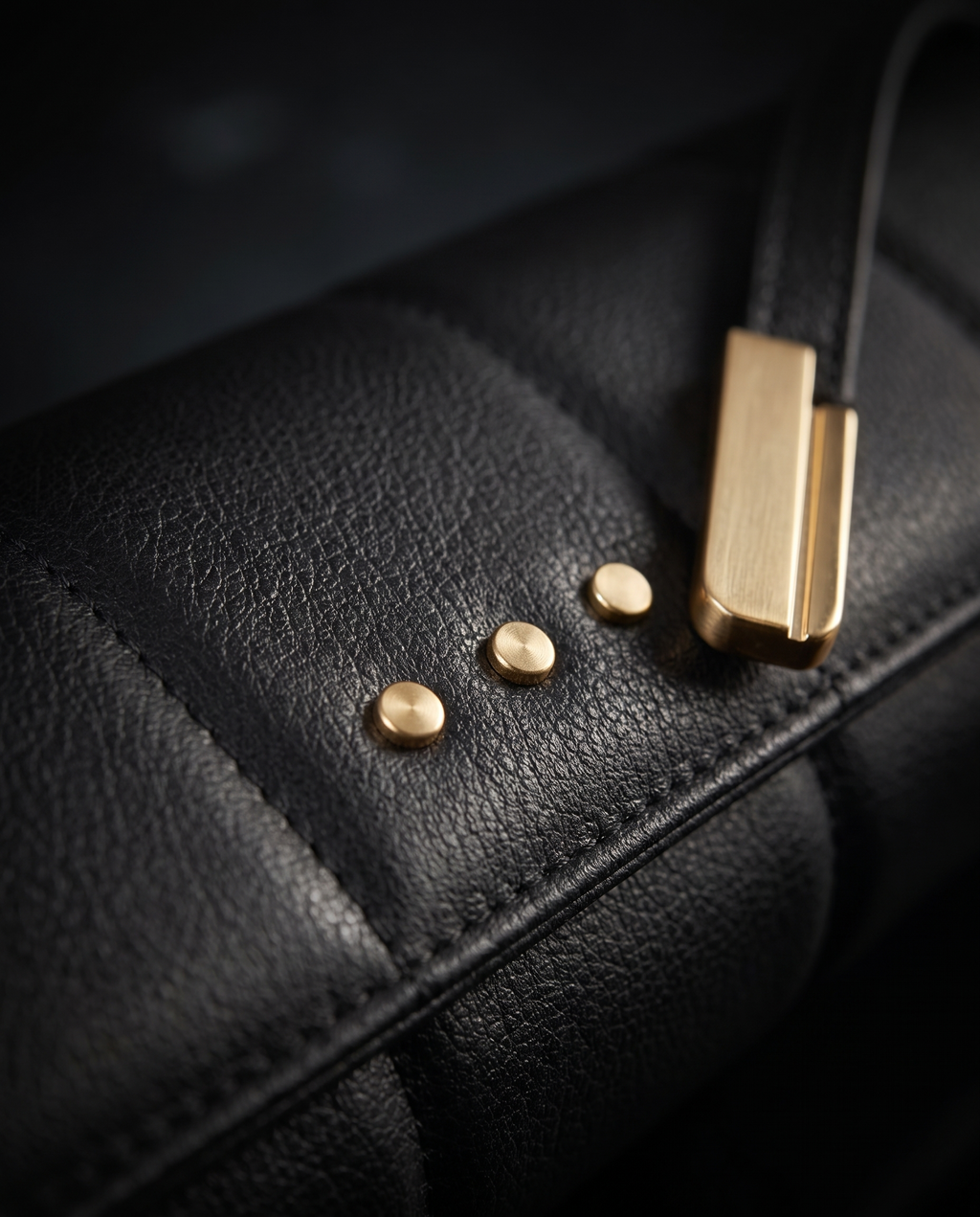 GHD Styler Bag & Mat – Nahaufnahme ghd Gold-Detail und Reißverschluss