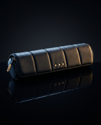 GHD Heat-Resistant Styler Bag & Mat – edle dunkle Produktaufnahme