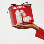 Olaplex Total Hair Repair Geschenkbox mit Schleife in der Hand
