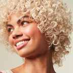 Model mit blondem Haar – Paul Mitchell Forever Blonde Leave-In Treatment Spray